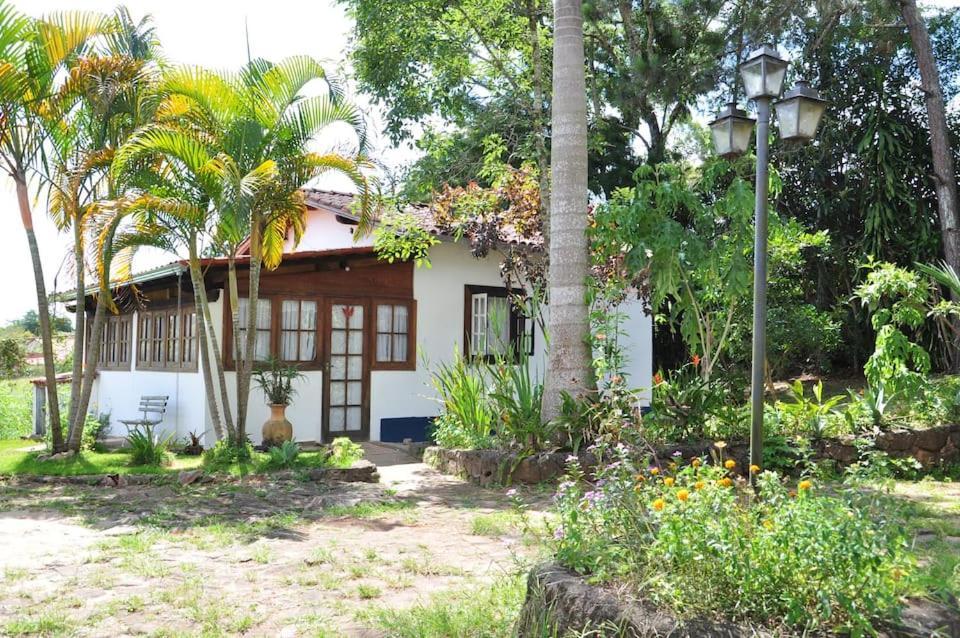 Casa Completa, 2 Quartos, Estacionamento Gratuito, Wifi 300mb, Frigobar, Microondas, Fogao E Jardim