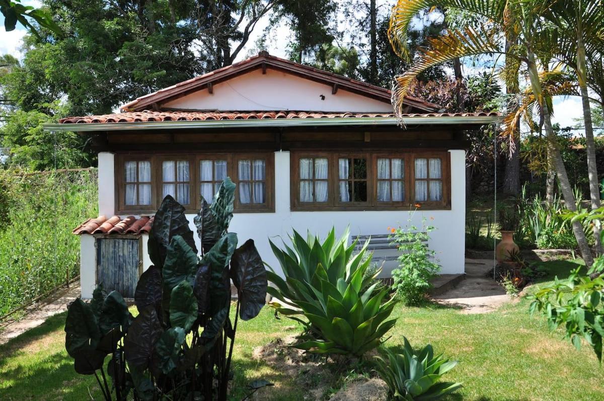 Casa Completa, 2 Quartos, Estacionamento Gratuito, Wifi 300mb, Frigobar, Microondas, Fogao E Jardim Sao Joao del Rei